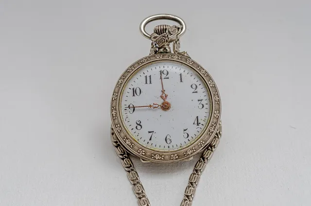 GOLD CHAINED WATCH IN CREAM
