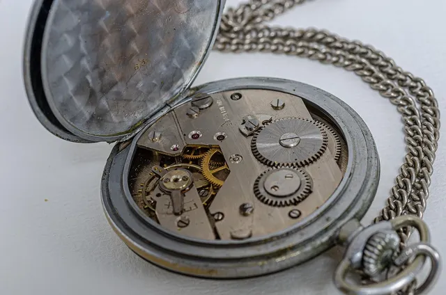 SILVER CHAINED WATCH IN BLACK