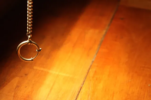 SILVER CHAINED WATCH IN BLACK