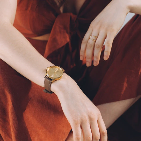BERG+BETTS minimalistic gold watch with sustainable brown leather strap