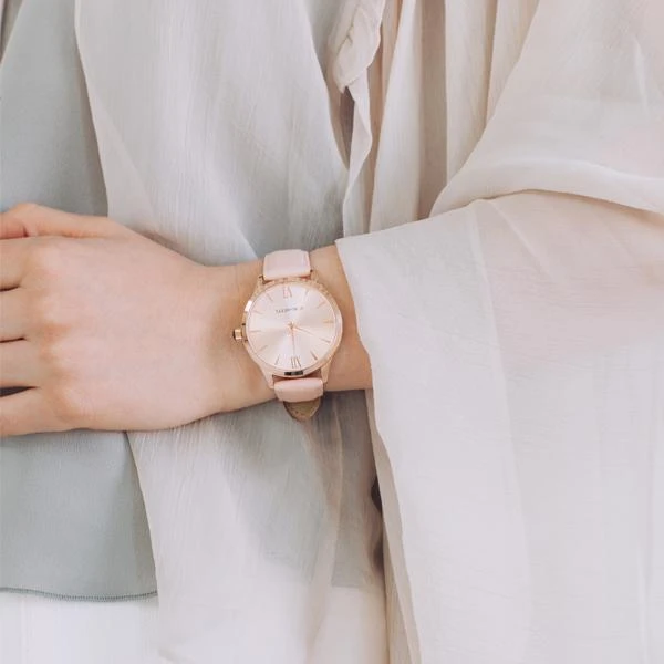 Classic round rose gold watch with blush sustainable leather band
